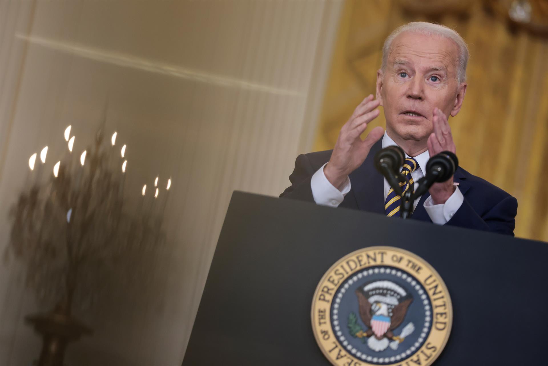 Biden llama "estúpido hijo de puta" a un periodista de Fox News