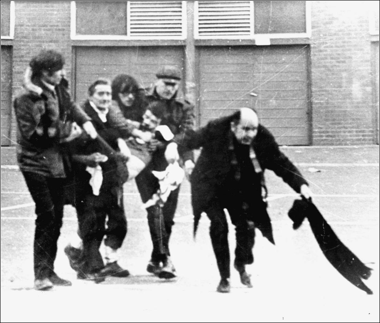 Bloody Sunday: El cuerpo de Jackie Duddy es trasladado por manifestantes encabezados por el padre Edward Daly.