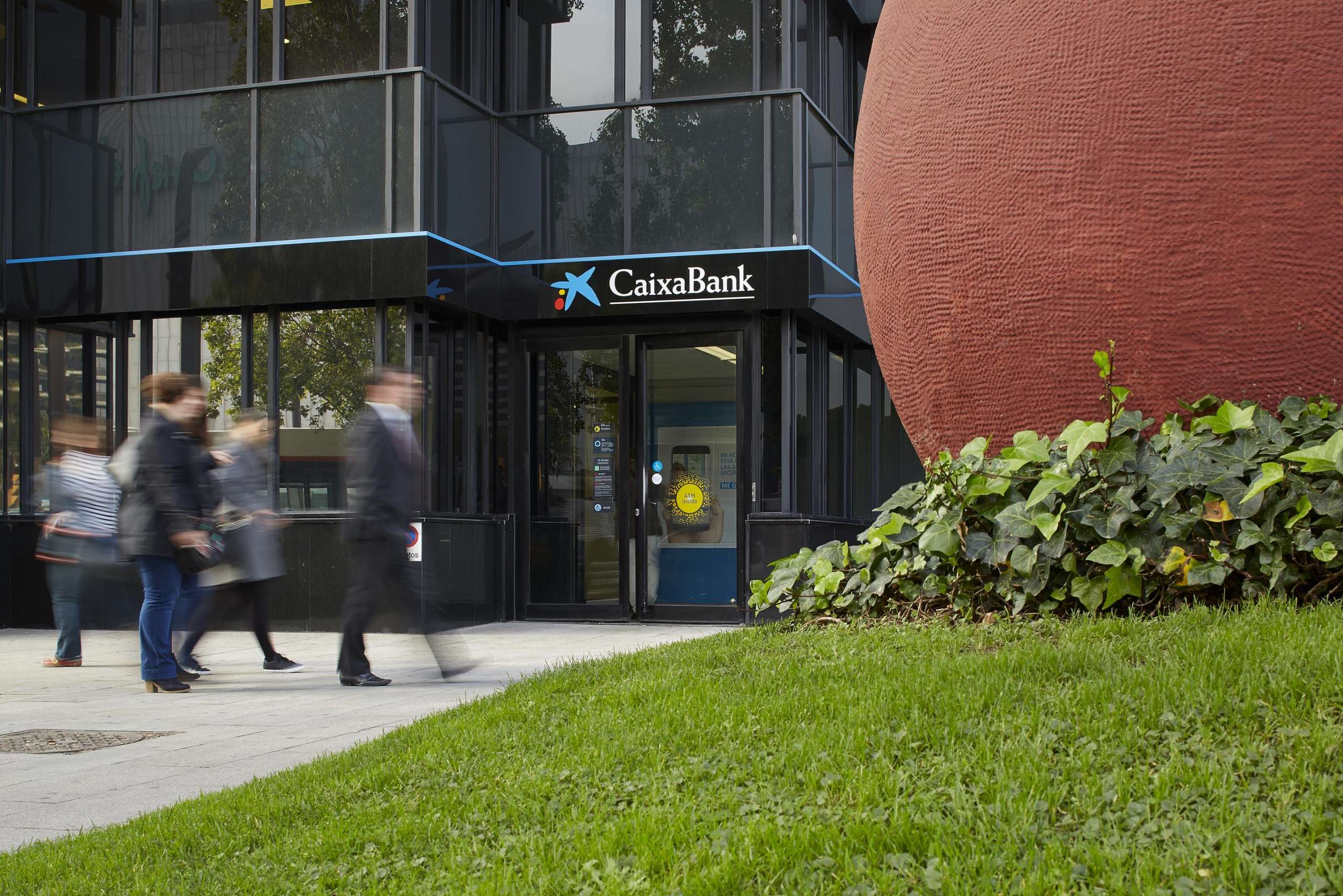 CaixaBank gana casi cuatro veces más por la fusión y planea elevar el dividendo