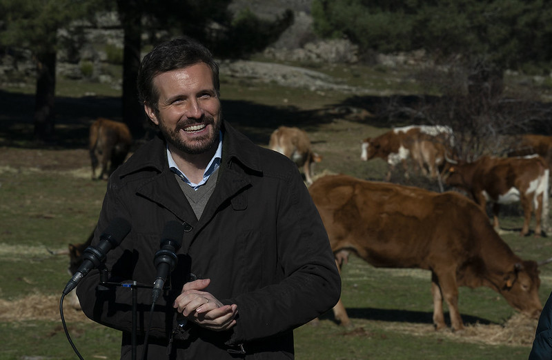 Casado se rodea de vacas para cargar contra Garzón: "Más ganadería y menos comunismo"