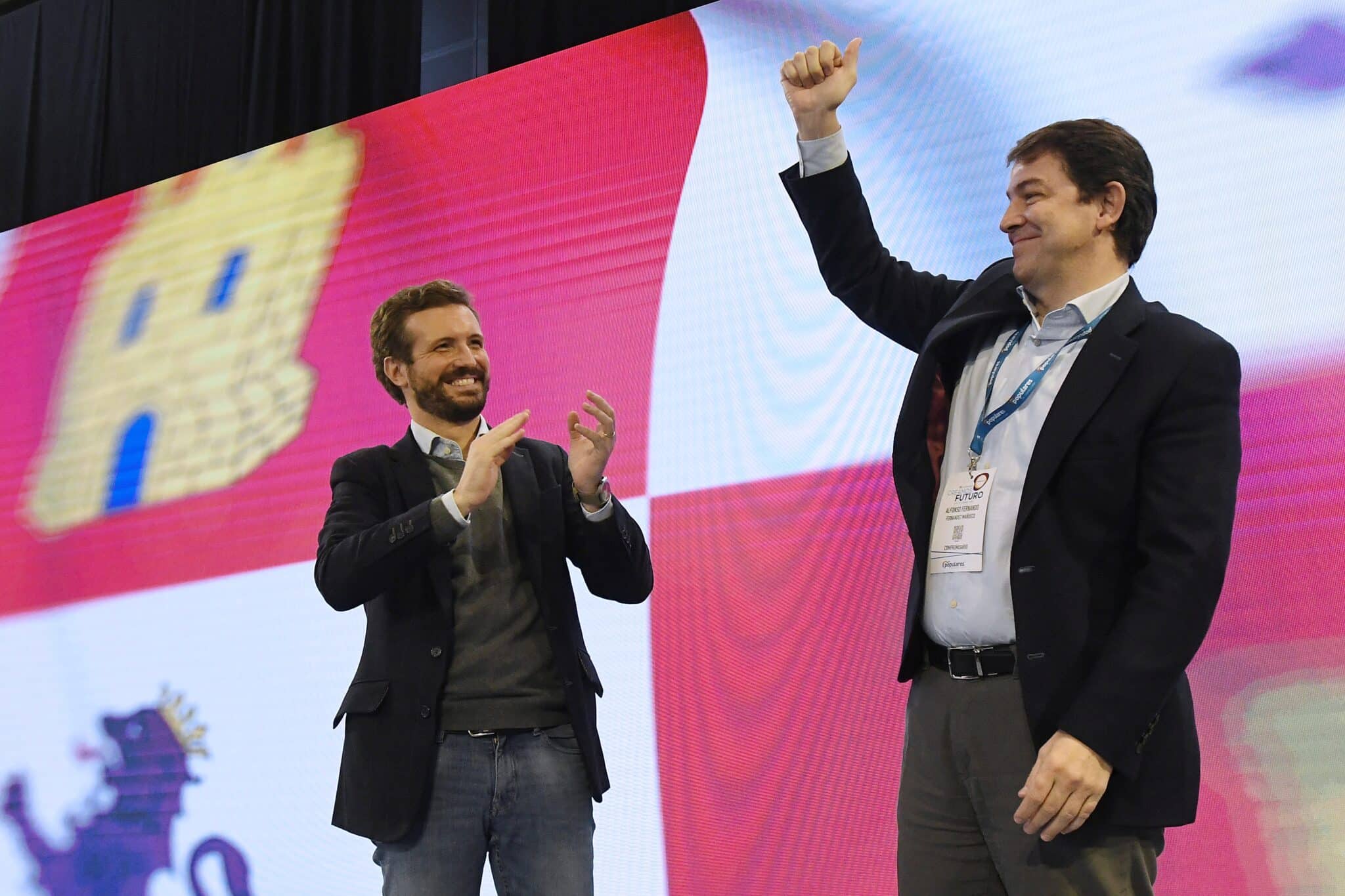 El presidente de la Junta de Castilla y León y candidato a la reelección, Alfonso Fernández Mañueco (d), es aplaudido por el líder del PP, Pablo Casado