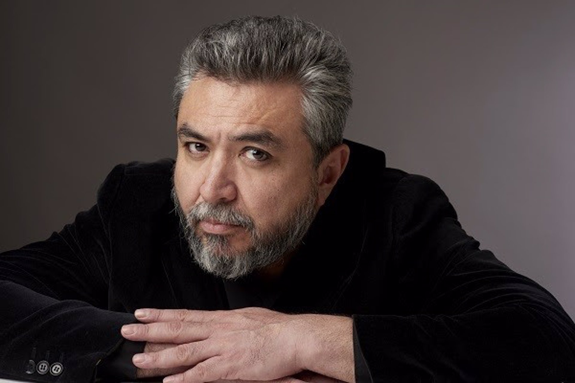 El escritor chileno Cristian Alarcón gana el Premio Alfaguara por su novela 'El tercer paraíso'