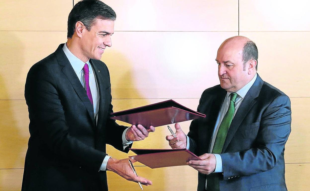 Ortuzar amenaza con mandar "al carajo" su relación con el Gobierno si el IMV no llega a Euskadi