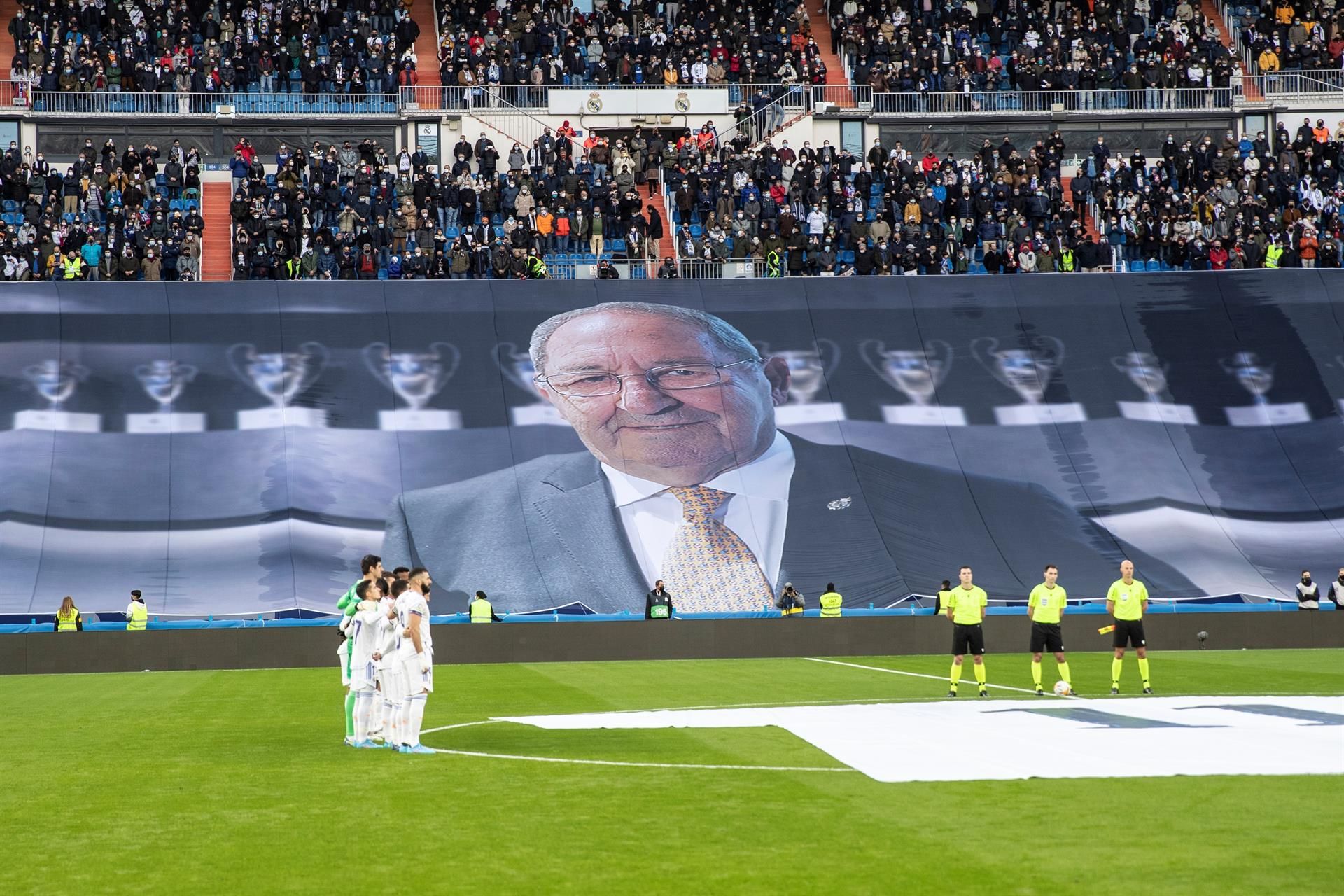 El Bernabéu rinde un emocionante homenaje a Gento