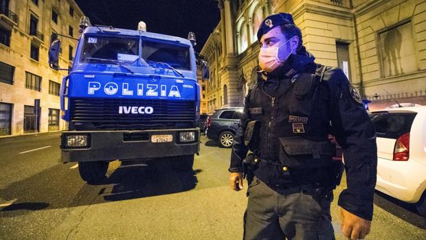 Malestar en la Policía de Italia por tener que usar mascarillas rosas: "Son indecorosas"