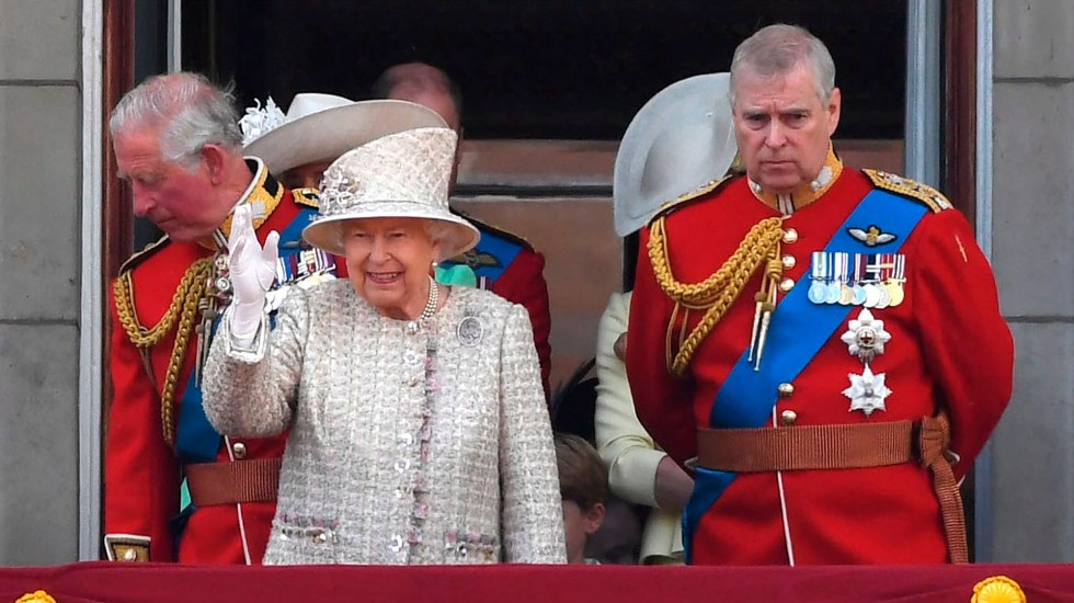 La Reina Isabel II retira al Príncipe Andrés todos los títulos militares y patronatos reales