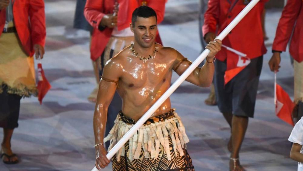 El musculoso abanderado olímpico de Tonga recauda fondos tras la erupción