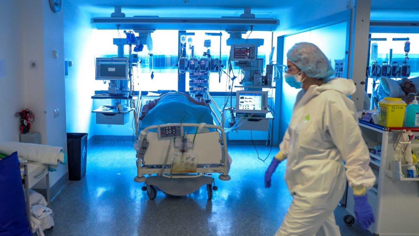 España registra un ligero descenso en los contagios pero continúa la presión hospitalaria