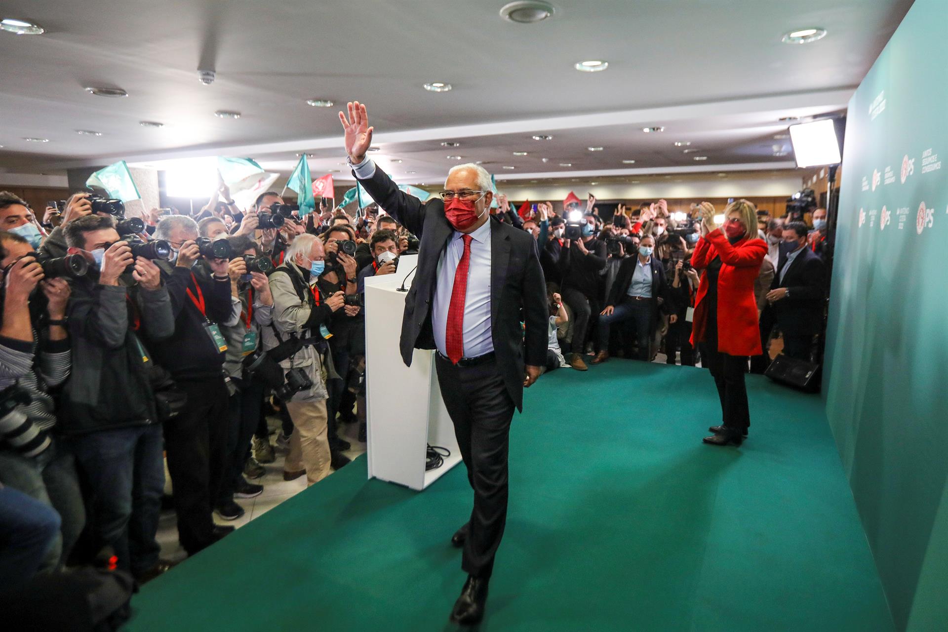 El socialista António Costa gana las elecciones legislativas de Portugal con una histórica mayoría absoluta