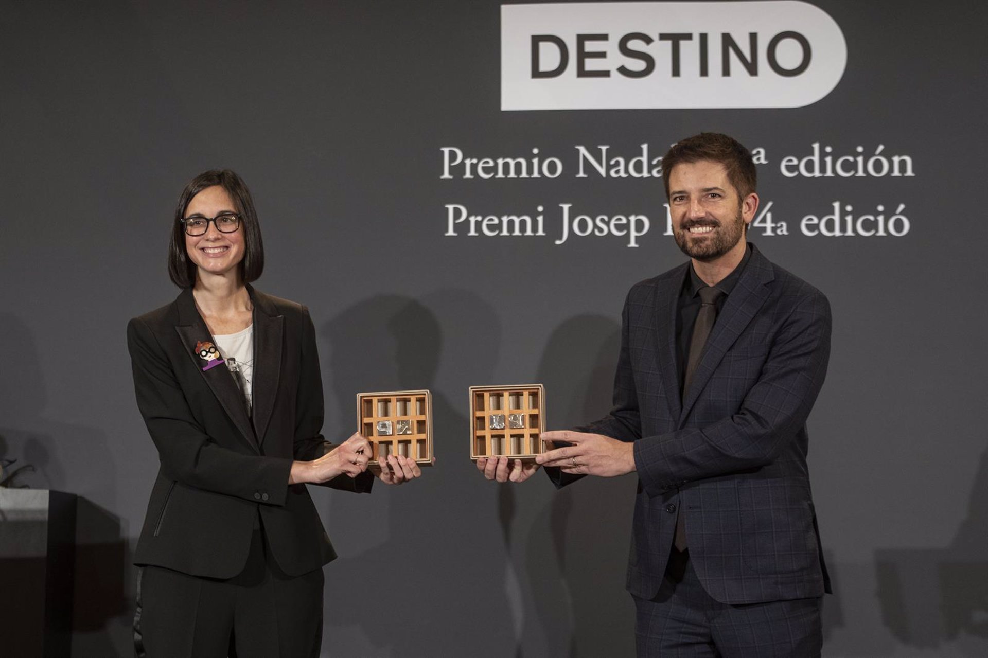 La ganadora del Premio Nadal 2020 Inés Martín Rodrigo y el del Premi Josep Pla Toni Cruanyes
