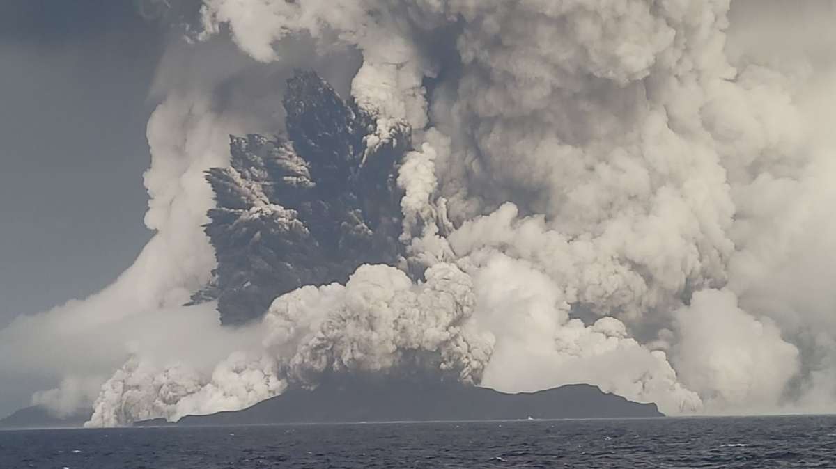 Un tsunami provocado por una erupción volcánica sacude la isla de Tonga