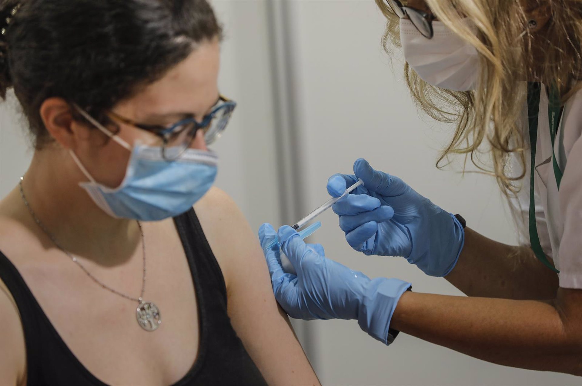 Una mujer es vacunada contra el COVID