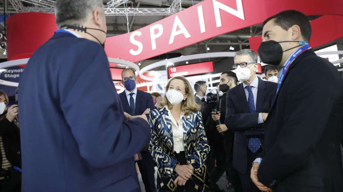 La vicepresidenta del Gobierno, Nadia Calviño, visita el pabellón de España en el Mobile World Congress de Barcelona (MWC), la mayor feria tecnológica del mundo, que este 2022 aspira a recuperar la normalidad después de una edición a medio gas, la de 2021, a causa de la pandemia