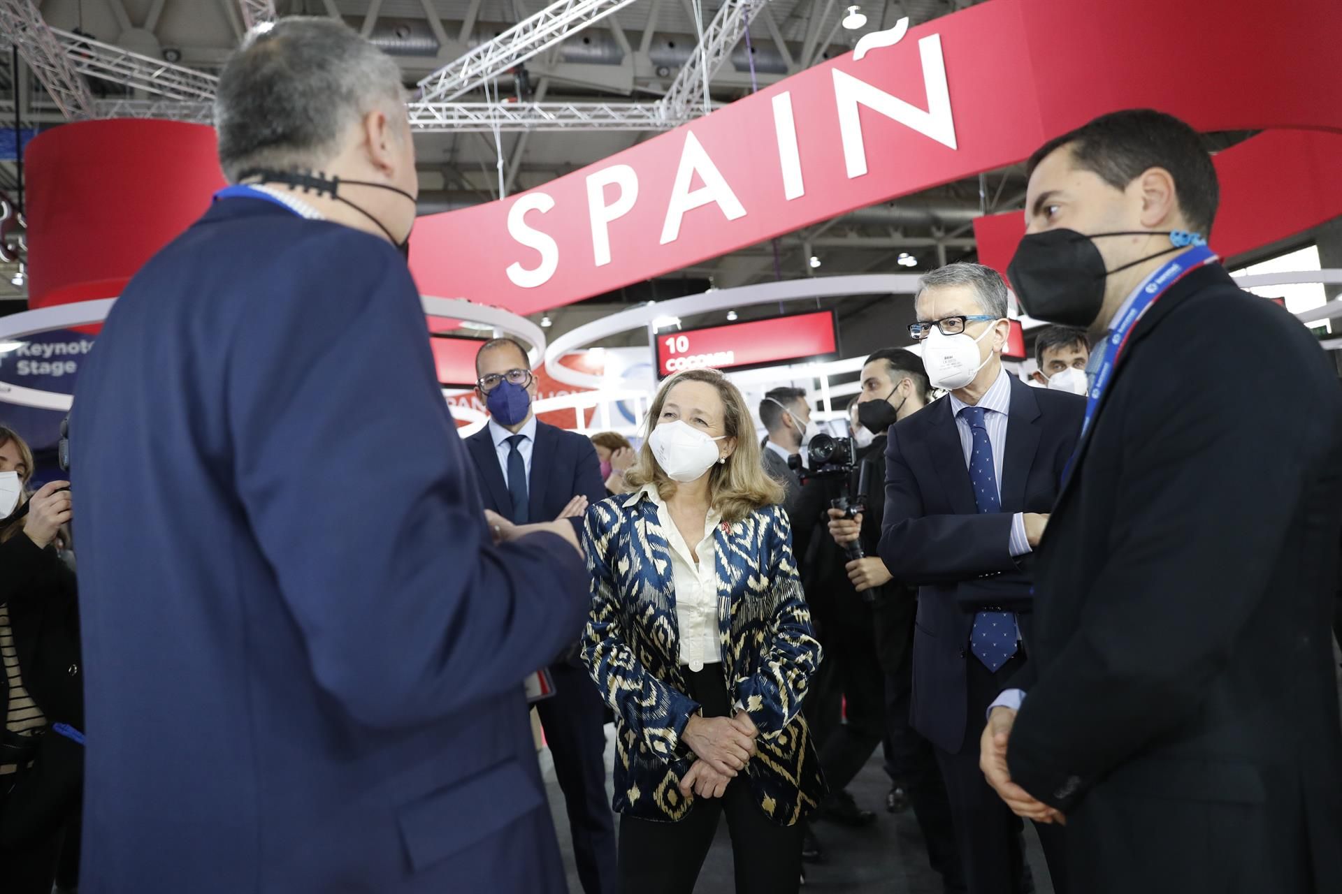 La vicepresidenta del Gobierno, Nadia Calviño, visita el pabellón de España en el Mobile World Congress de Barcelona (MWC), la mayor feria tecnológica del mundo, que este 2022 aspira a recuperar la normalidad después de una edición a medio gas, la de 2021, a causa de la pandemia