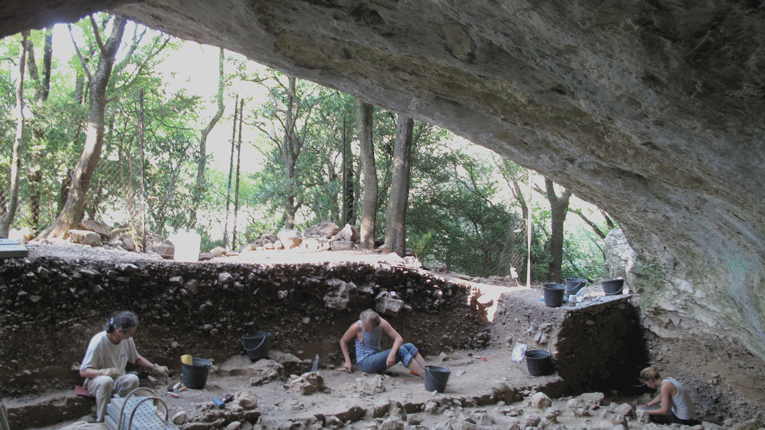 Excavación en Cueva Mandrin, Valle del Ródano, Francia.