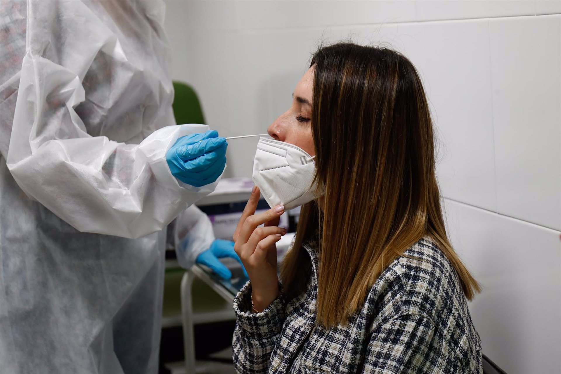Una mujer se somete a un test de antígenos durante la pandemia