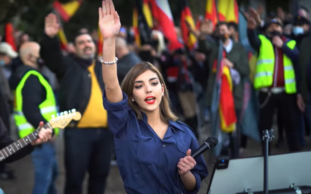 Alemania prohíbe la entrada al país de la neonazi española Isabel Peralta por llevar una esvástica y el 'Meim Kampf'