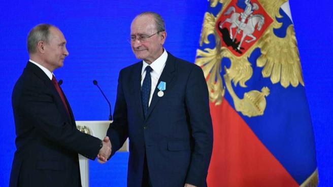 El Gobierno andaluz presiona al alcalde de Málaga para que devuelva la medalla de Putin