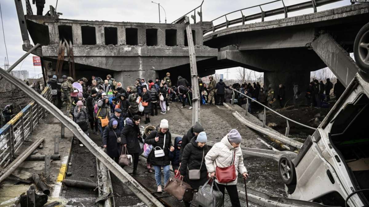 Ucrania comienza a evacuar a civiles atrapados en las ciudades de Irpin y Sumy