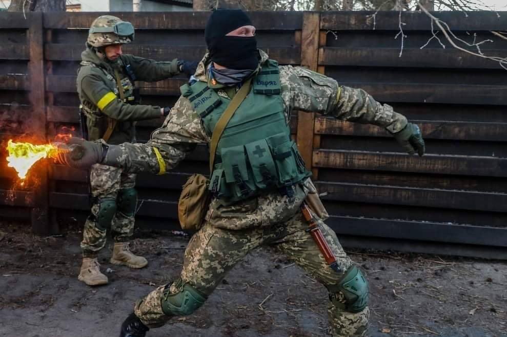 Un soldado ucraniano lanza un cóctel molotov durante unos ejercicios militares