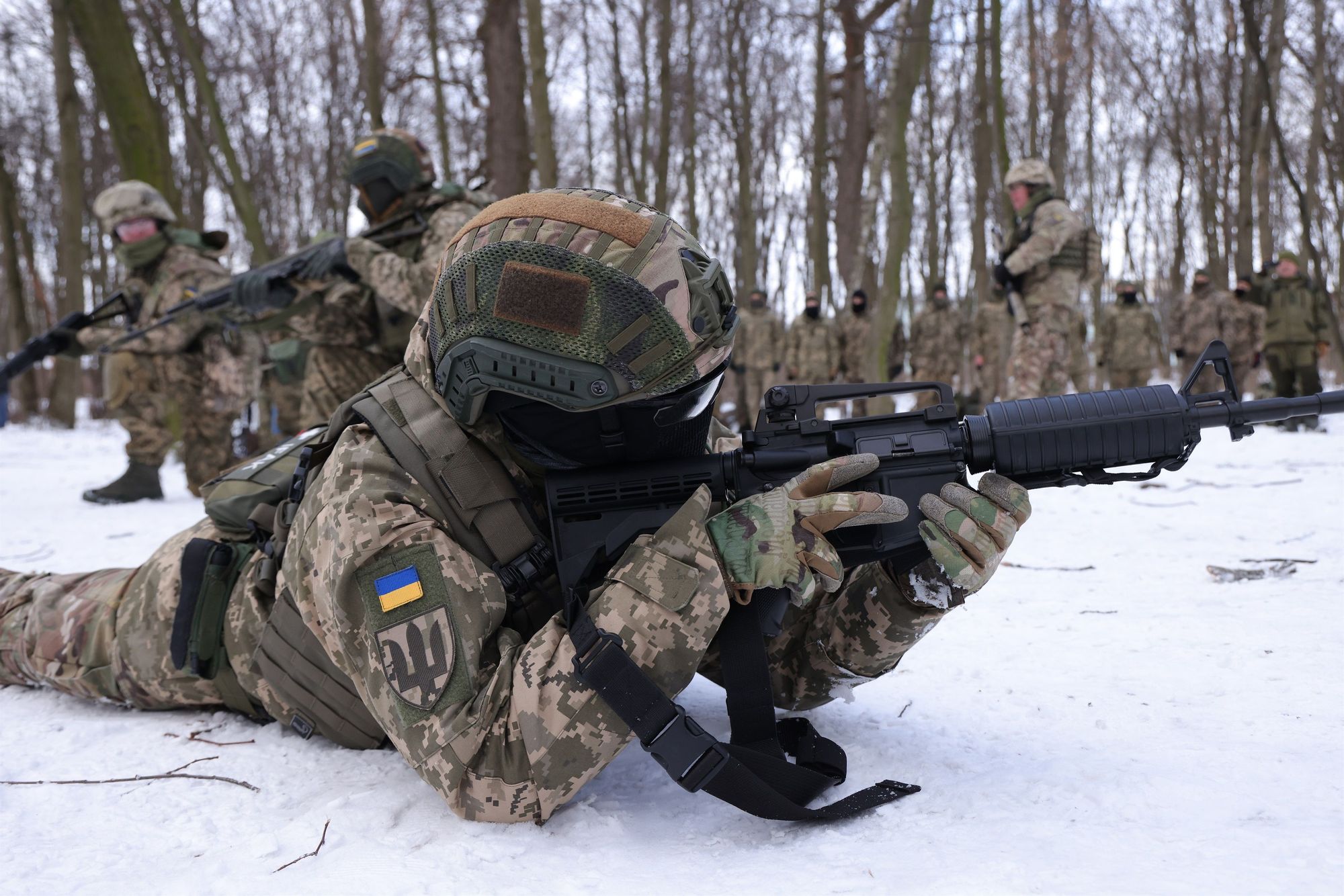 Un voluntario de las milicias ucranianas se entrena en Kiev