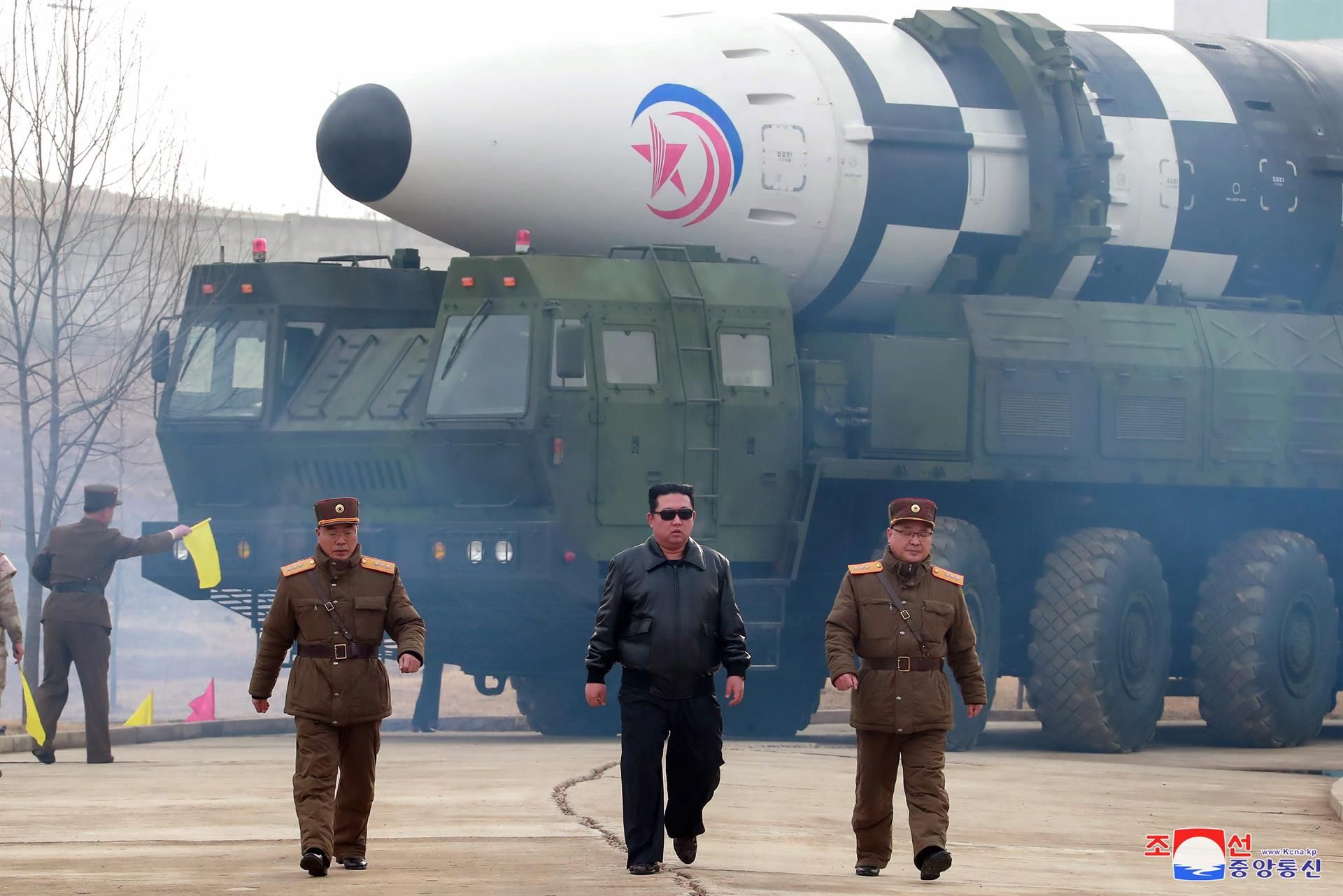 Kim Jong Un supervisa el lanzamiento de un enorme misil al más puro estilo Hollywood