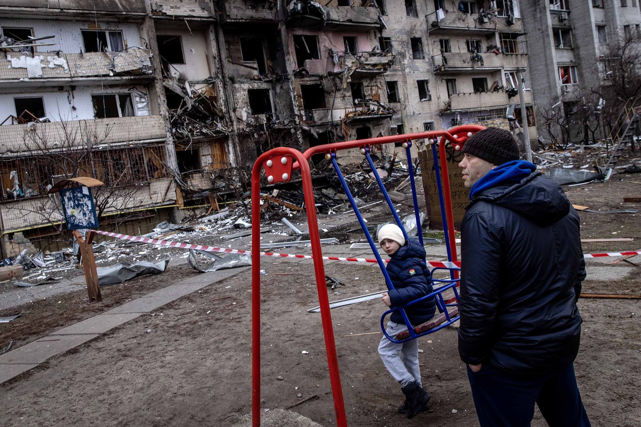 La vida trata de seguir en Kiev entre el horror de la guerra