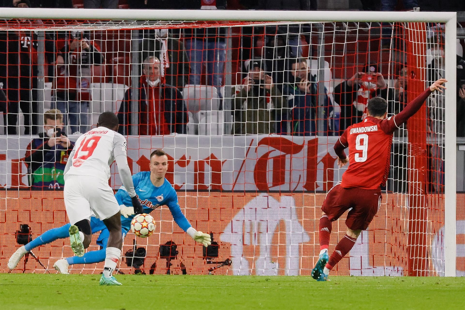 El Bayern arrasa al Salzburgo (7-1) y el Liverpool se clasifica pese a caer ante el Inter (0-1)