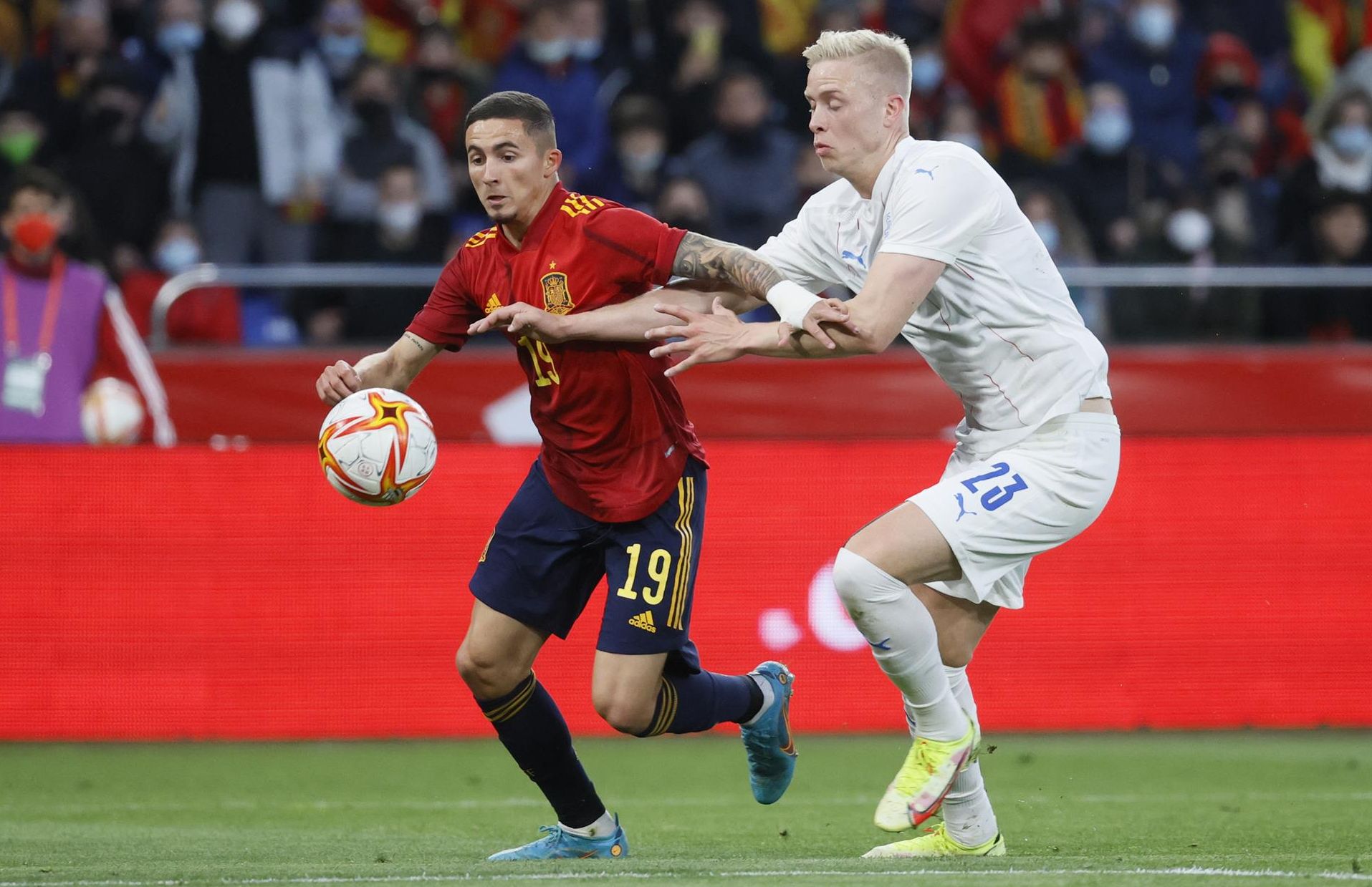 Pino y Magnusson disputan un balón en el España-Islandia