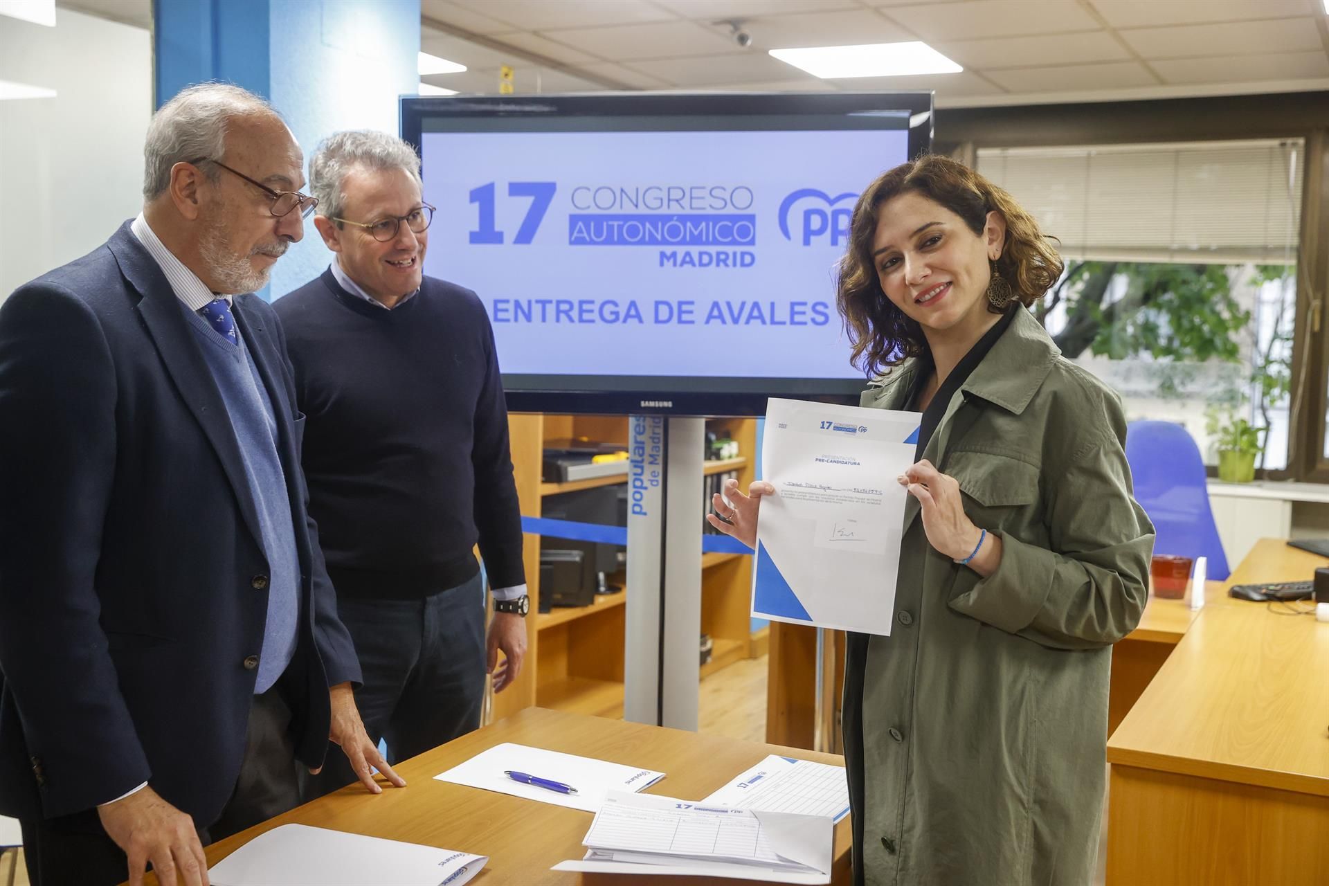 Ayuso presenta los avales para presidir el PP de Madrid con el respaldo de Almeida y Aguirre