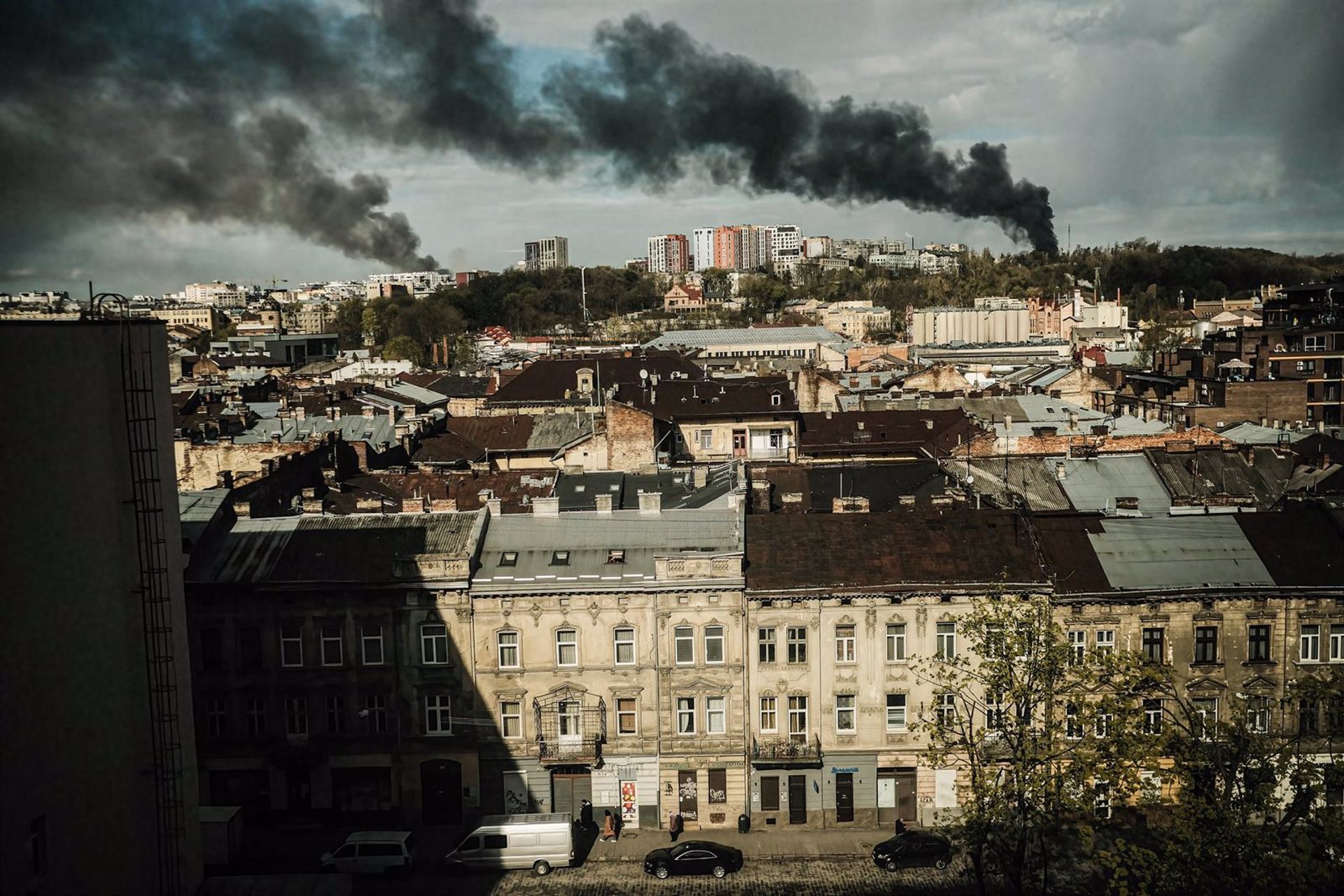 Columnas de humo tras un ataque ruso en Leópolis
