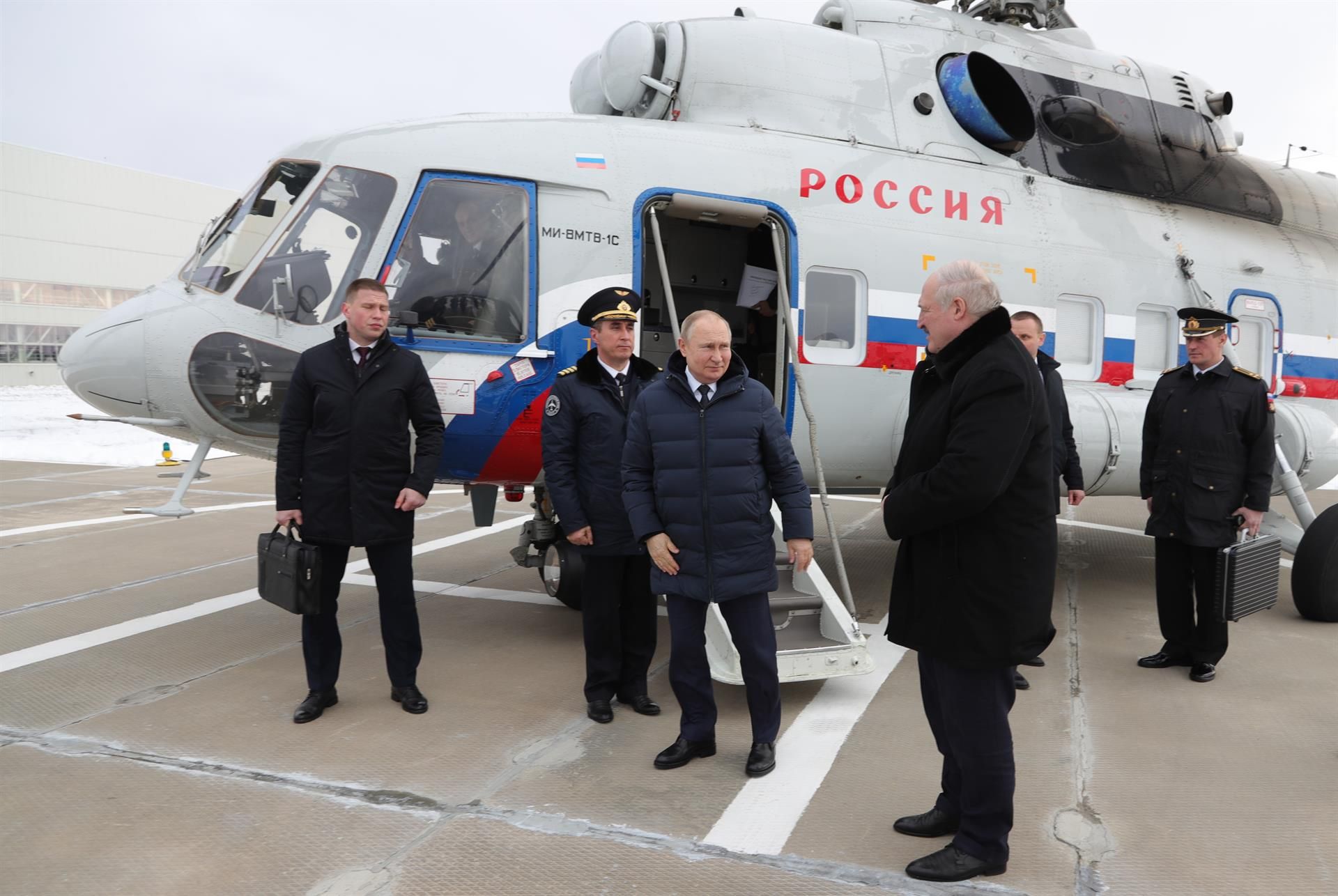 El presidente ruso Vladimir Putin y el presidente bielorruso Alexander Lukashenko se miran al llegar en helicóptero al cosmódromo de Vostochny, en Rusia