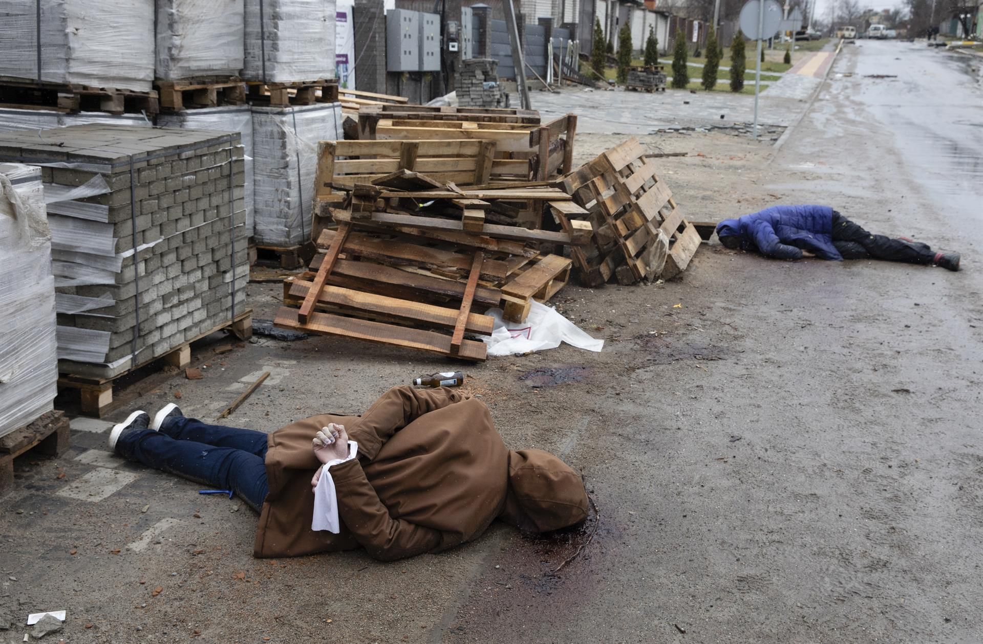 Los cuerpos de los civiles ucranianos muertos en la invasión rusa yacen en una calle de Bucha