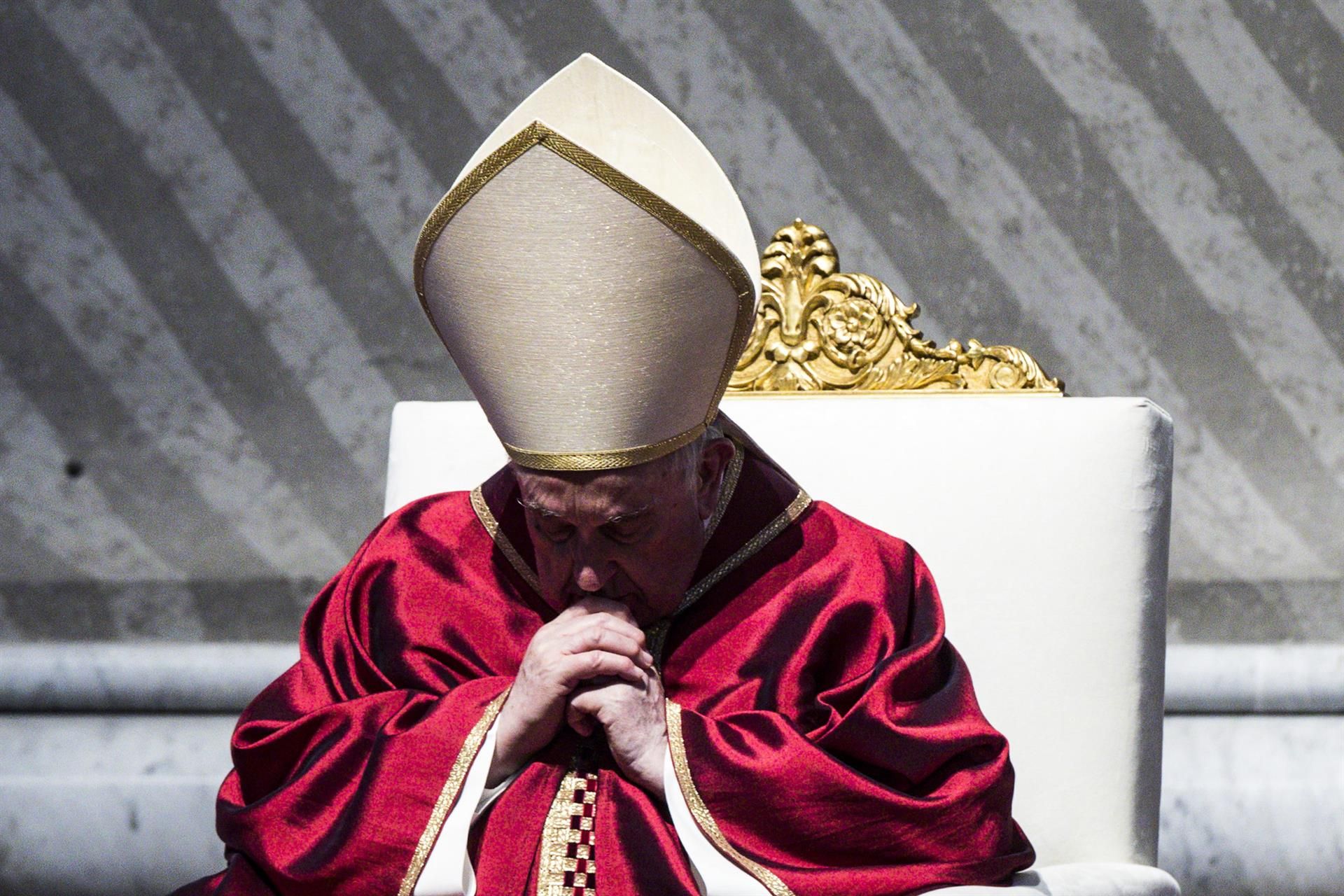Los problemas de rodilla impiden al Papa postrarse en la basílica de San Pedro por la Pasión
