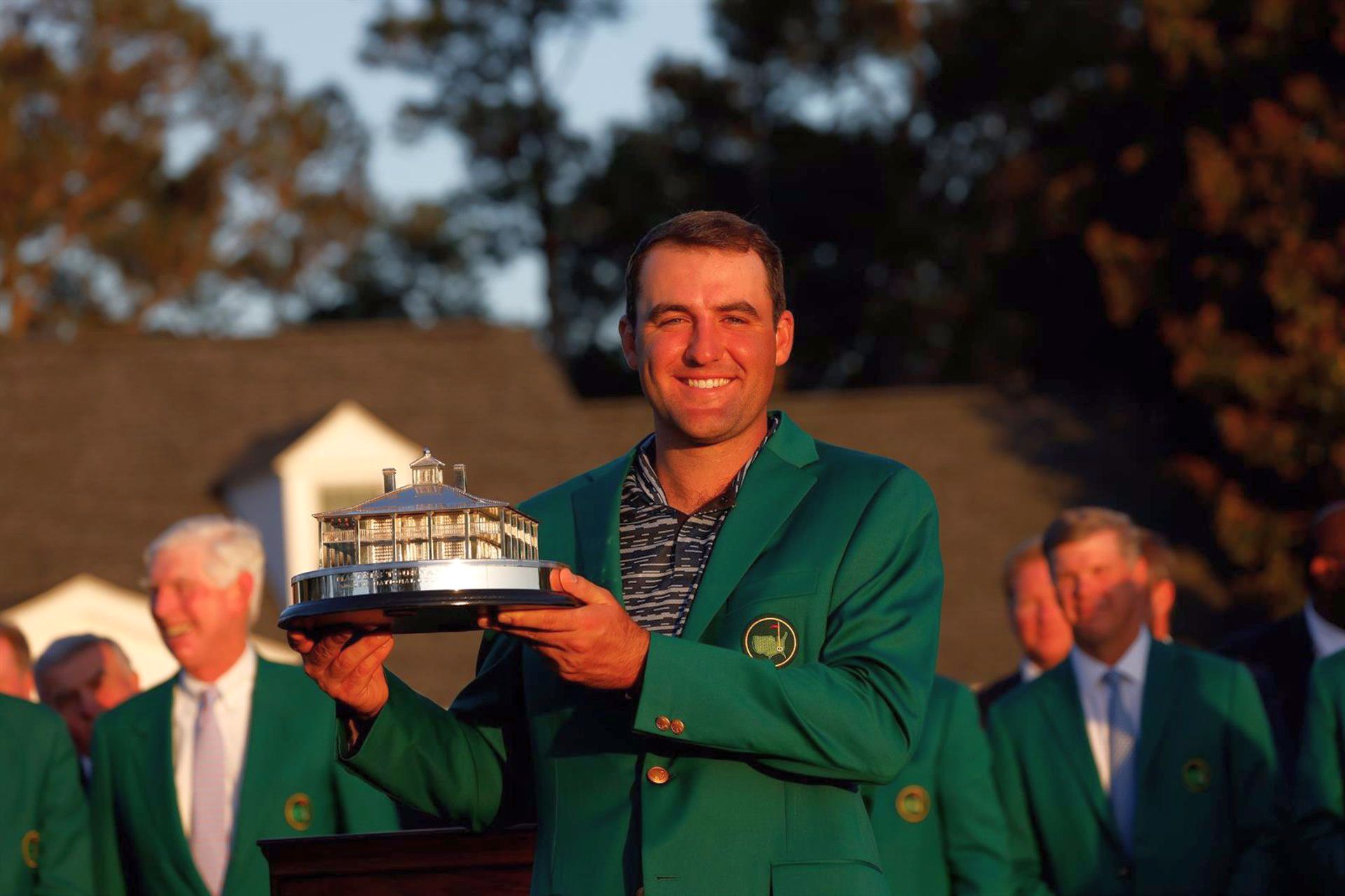 El golfista estadounidense Scottie Scheffler levantó este domingo su primer 'major' al conquistar el Masters de Augusta