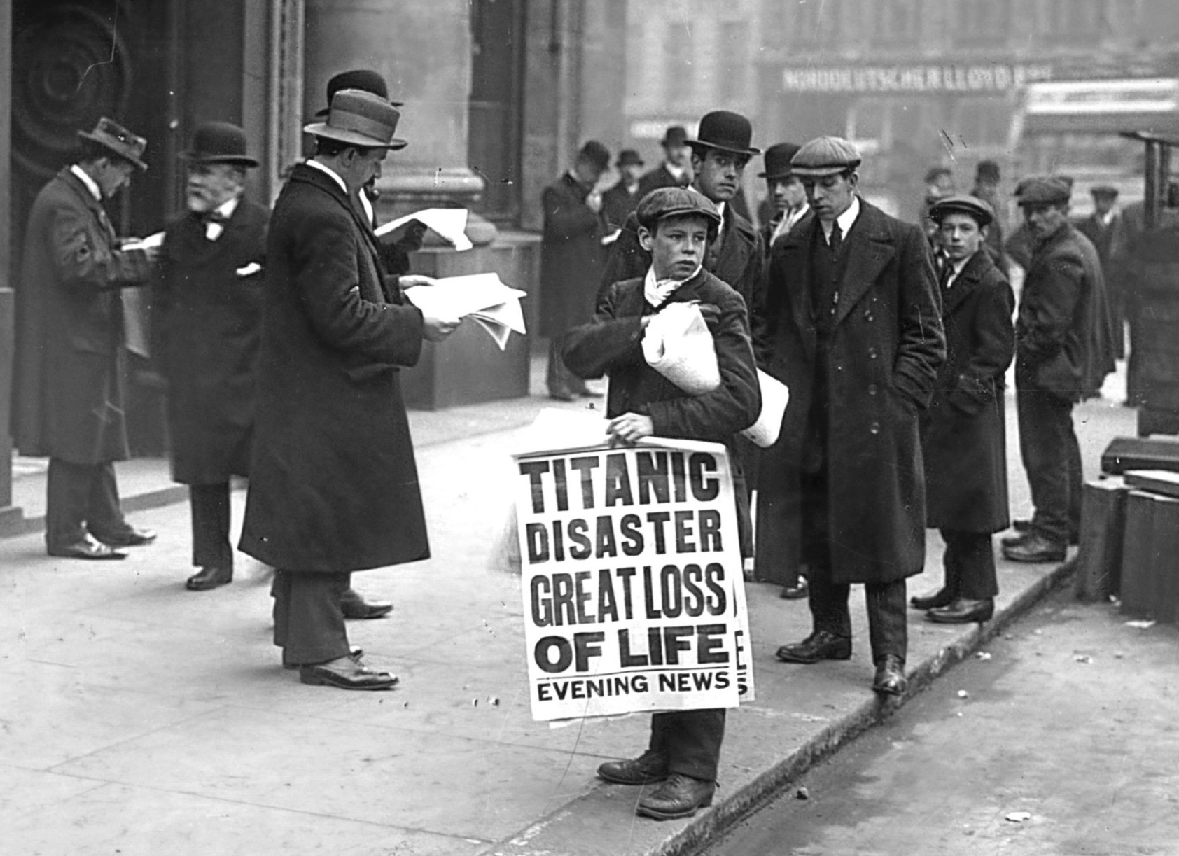 Un niño vende periódicos anunciando la tragedia del Titanic.