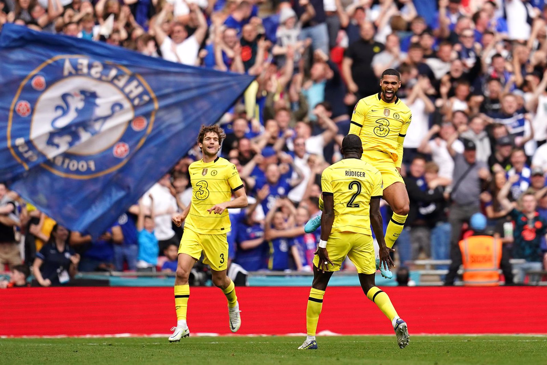Varios-jugadores-del-Chelsea-celebran-un-gol-ante-el-Palace