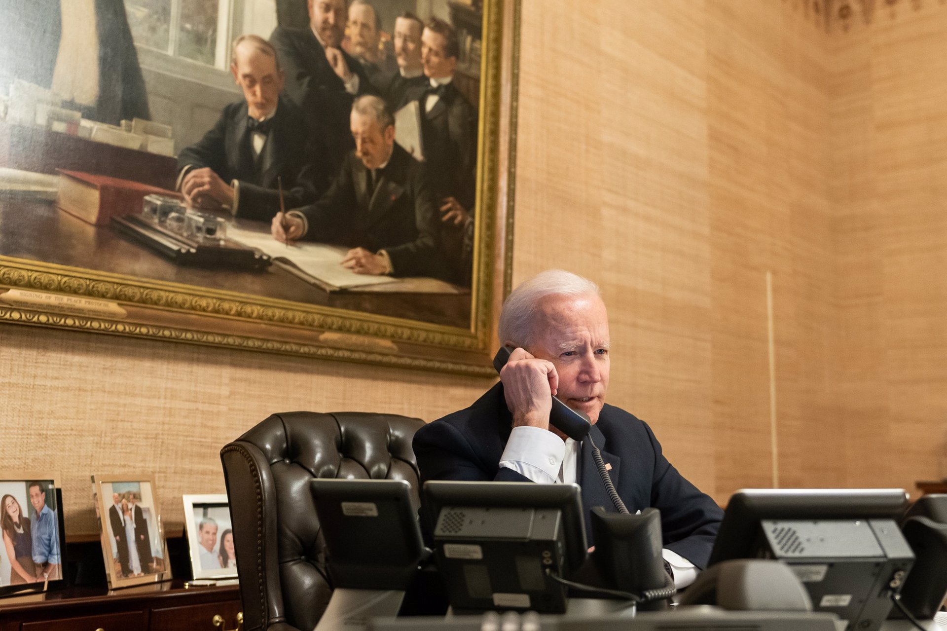 Biden hablando por teléfono