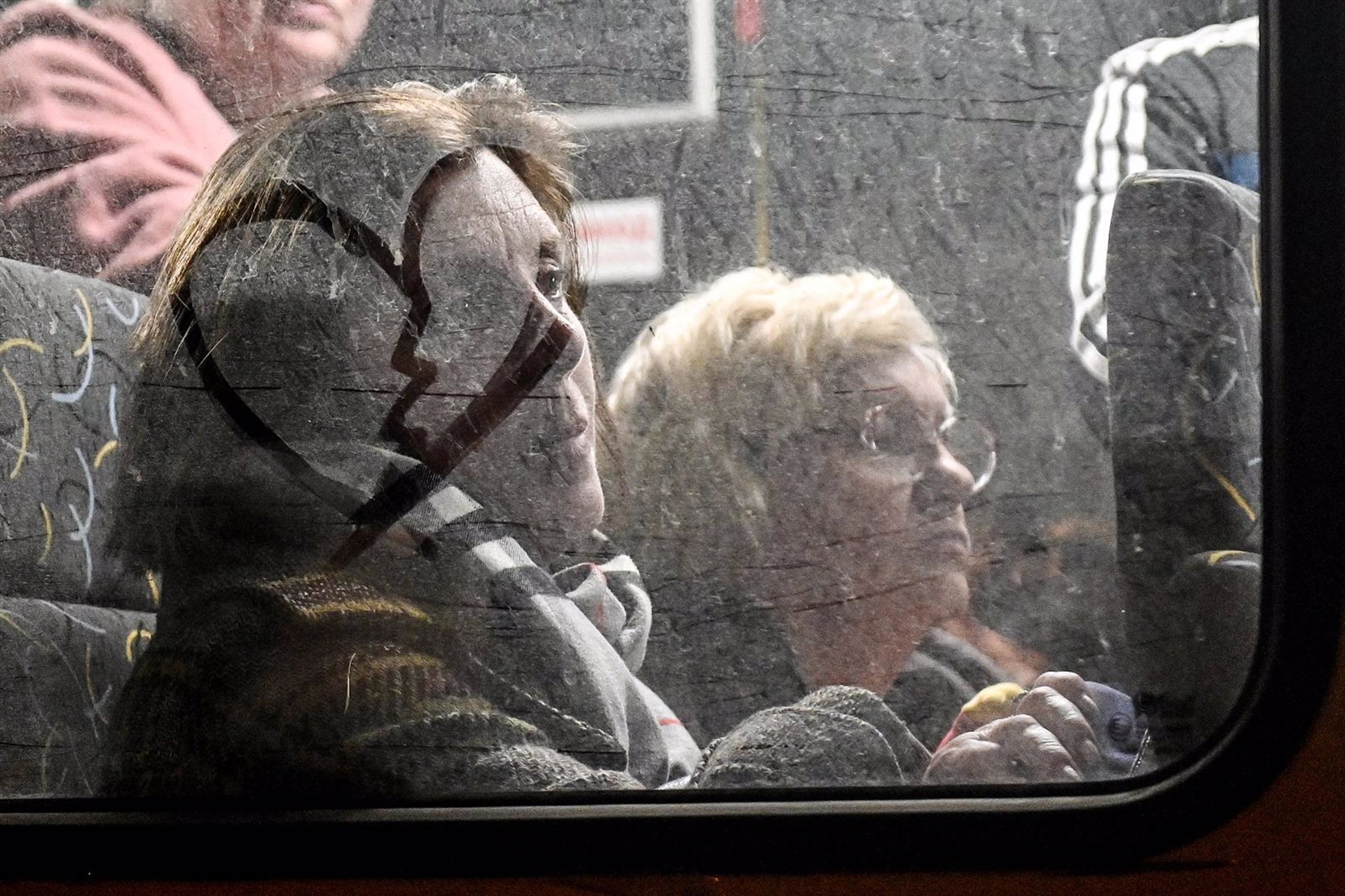 Ciudadanos de Ucrania evacuados en autobús