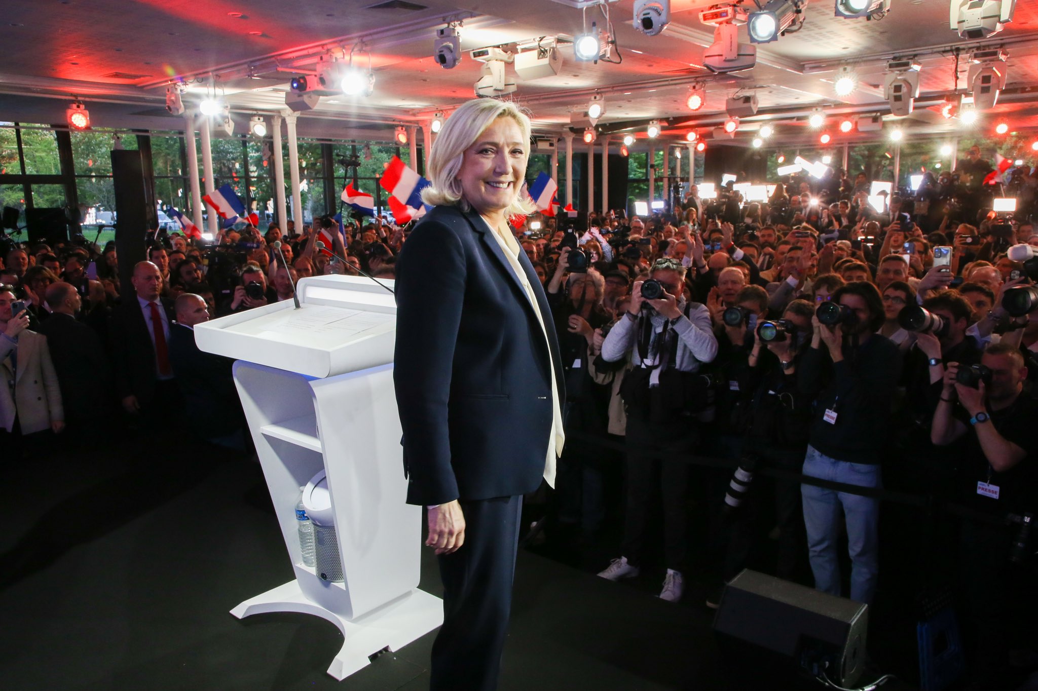 Le Pen se lanza a las legislativas atacando a Macron y Mélenchon