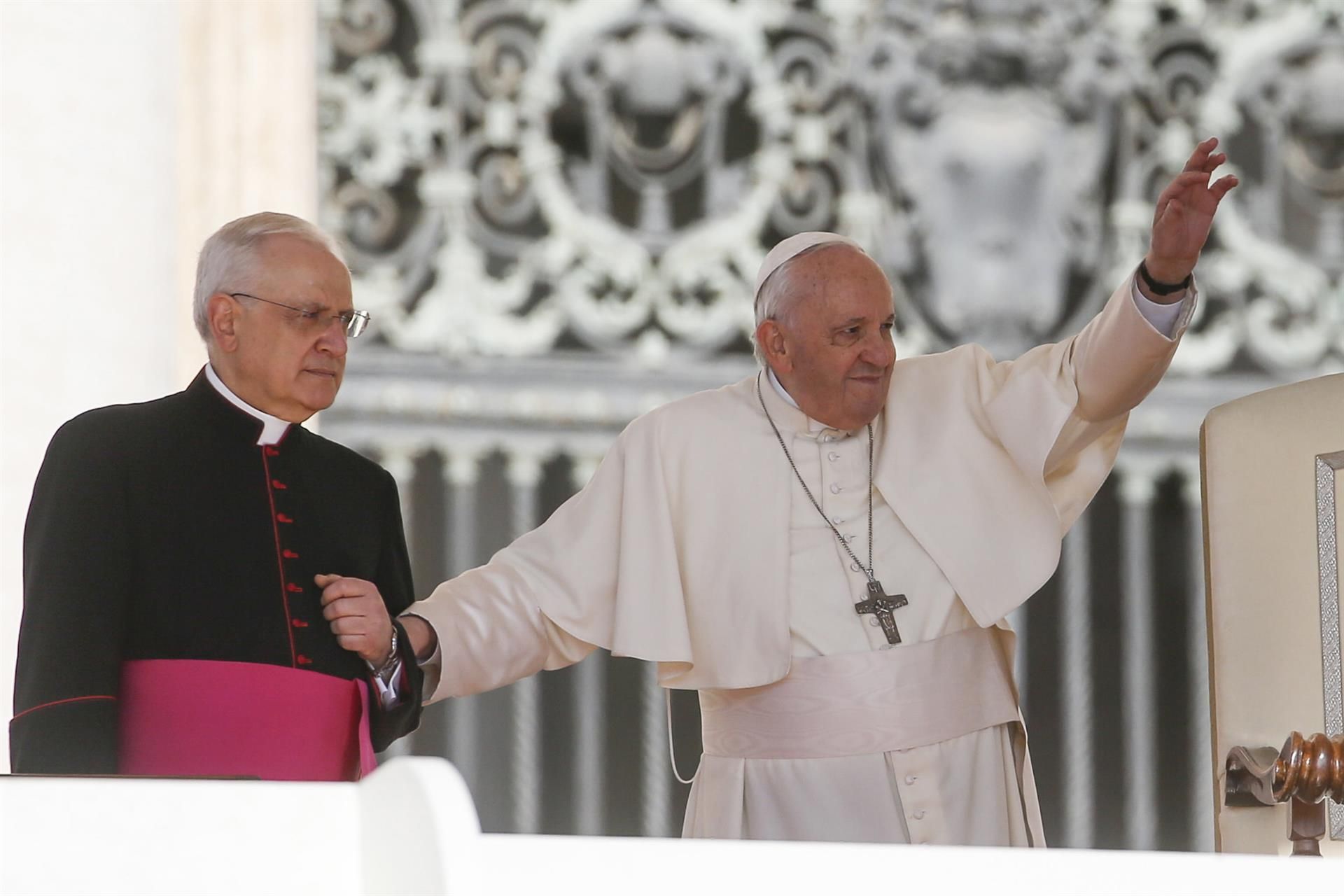 El Papa retoma su agenda en el Vaticano renqueando y ayudado por un asistente por su dolor de rodilla
