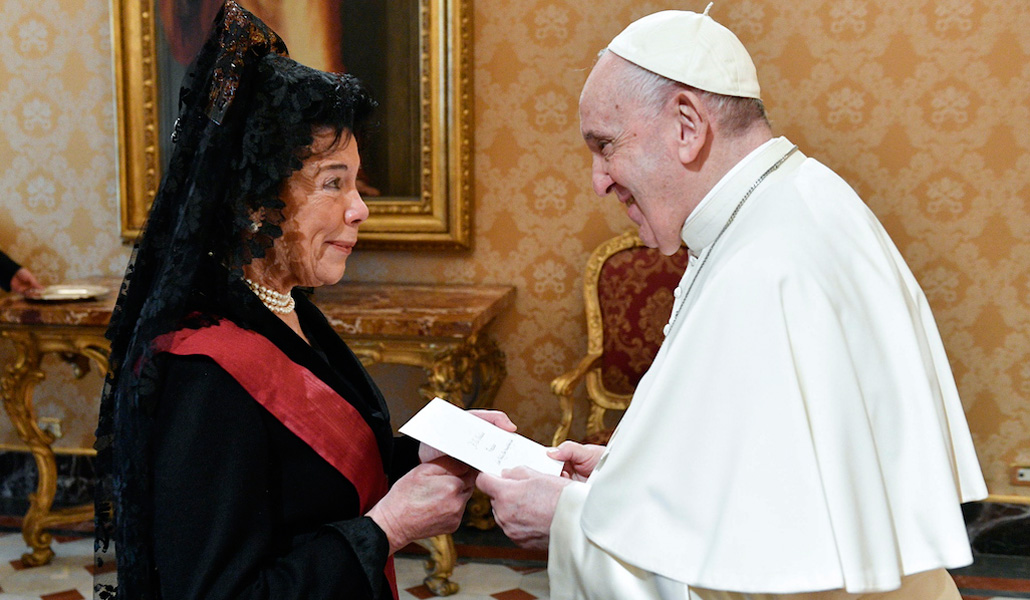 El Papa pide tratar mejor a las "míticas" suegras, pero les insta a que "tengan cuidado con su lengua"