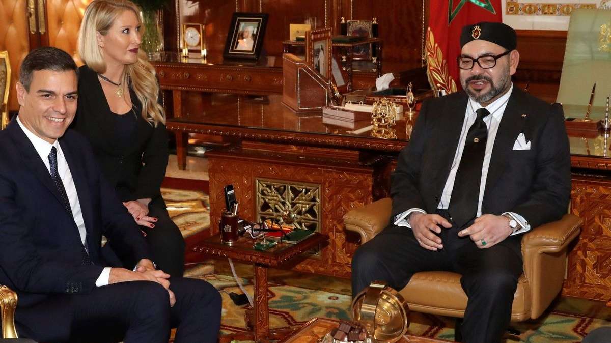 Mohamed VI planta a Sánchez en la cumbre bilateral y le emplaza a otra visita oficial