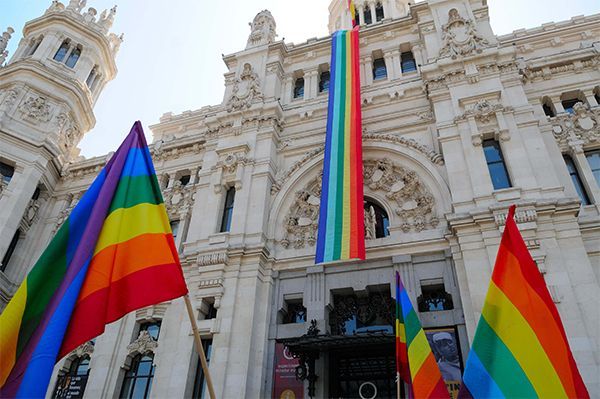 El Orgullo se muda a Plaza de España y la bandera arcoíris tampoco ondeará en Cibeles