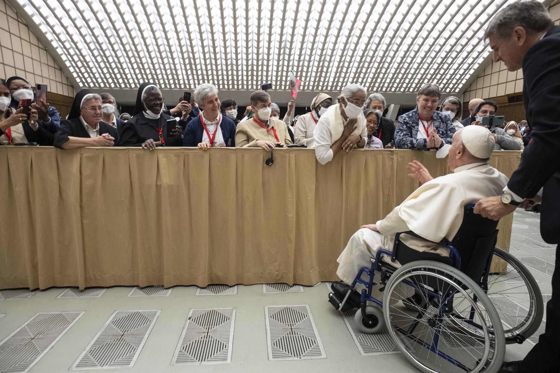 El Papa en silla de ruedas por el dolor de la rodilla