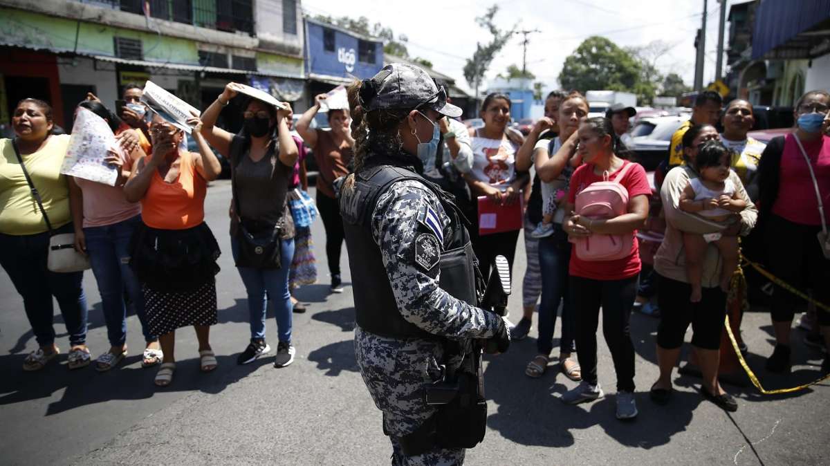 El Salvador agudiza capturas y Bukele firma extensión de régimen de excepción