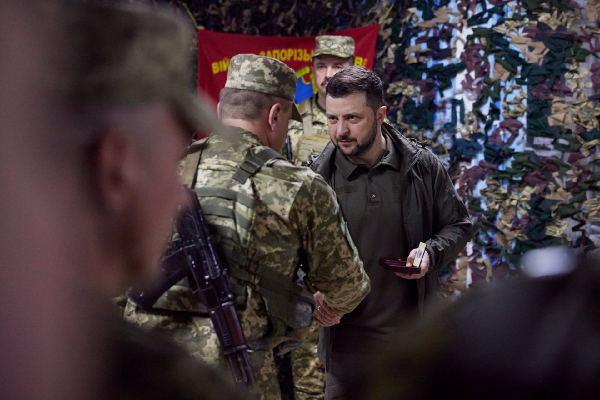 El presidente de Ucrania, Volodimir Zelenski, visita a los militares en el frente oriental