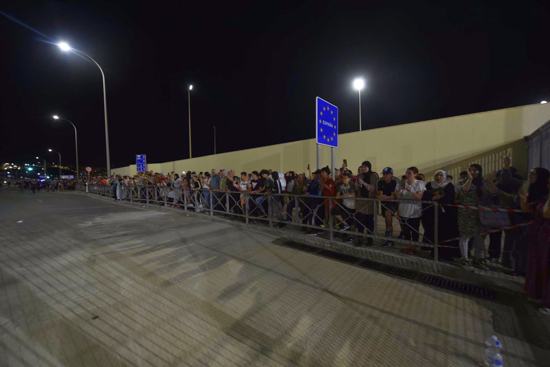 Grupos de personas esperan la llegada de familiares, amigos y conocidos que cruzan la frontera de España y Marruecos en Ceuta, a 17 de mayo de 2022, en Ceuta