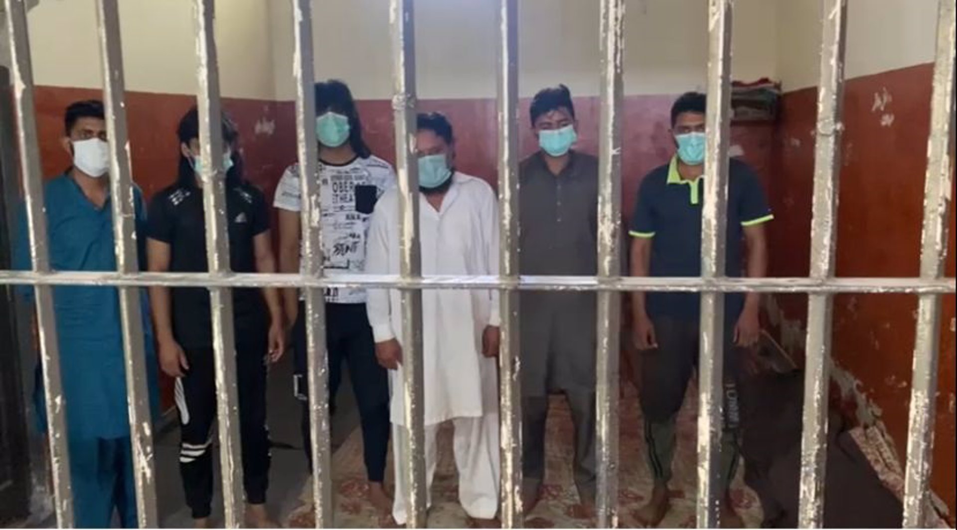 Imagen de los seis detenidos por su presunta relación con el asesinato de dos hermanas en el Pakistán