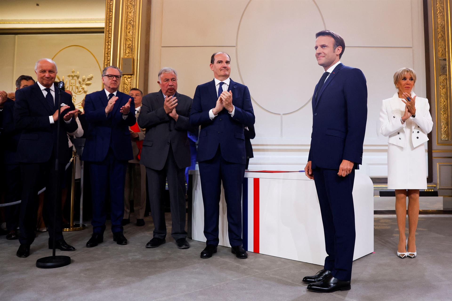 Macron, investido como presidente "nuevo" para "un pueblo nuevo"
